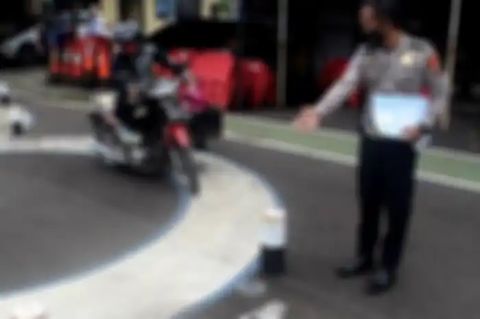 Ilustrasi polisi akan terbitkan buku panduan ujian SIM berisi 1.200 jawaban, pemotor langsung lancar.