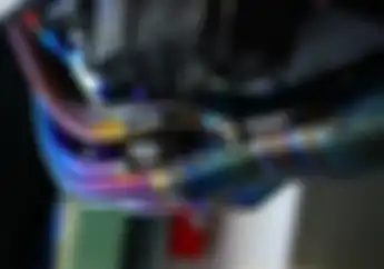 Butuh Teknik Khusus, Video Proses Pembuatan Warna Pelangi di Knalpot Titanium