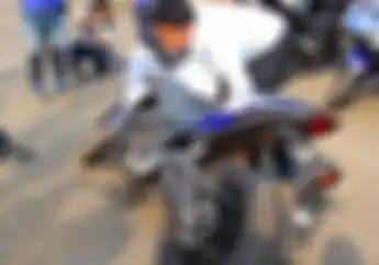 Biar Enggak Keringetan, Komunitas Moge Kasih Tips Angkat Motor yang Jatuh