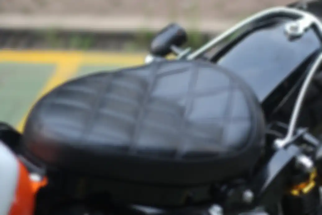 Jok drop seat dengan balutan kulit sintetis
