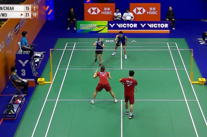 Ganda campuran China racikan baru, Guo Xin Wa/Wei Ya Xin saat tampil pada babak 32 besar Hong Kong Open 2023 di Hong Kong Coliseum, Kowloon, Hong Kong, Rabu (13/9/2023)