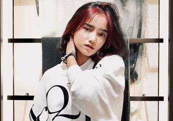 Pose di Depan Mobil Mewah, Gaya Fuji Pakai Rok Mini Curi Perhatian Netizen