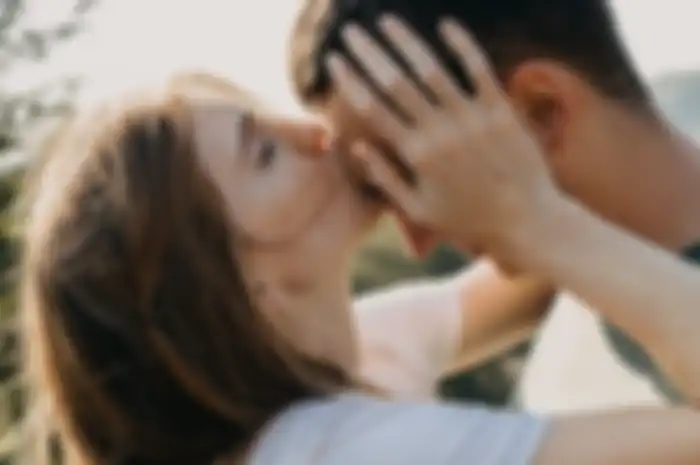 Ibarat lem, hubungan intim antara pasangan suami istri bisa menjadi perekat hingga mempererat cinta mereka.