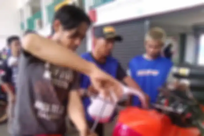 Proses pengisian bensin di paddock masih menggunakan jerigen yang memakan waktu