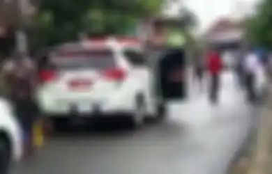 Detik-detik Polisi Dihadang dan Dipeluk Keluarga Pasien Covid-19 yang Kabur dari Tempat Isolasi, Sang Anggota Kepolisian Sampai Merinding Ketakutan