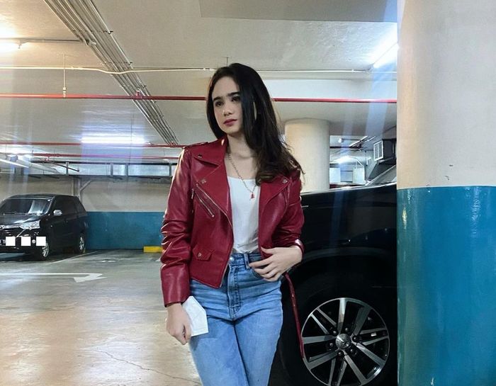 OOTD Tissa Biani pakai jaket kulit merah.