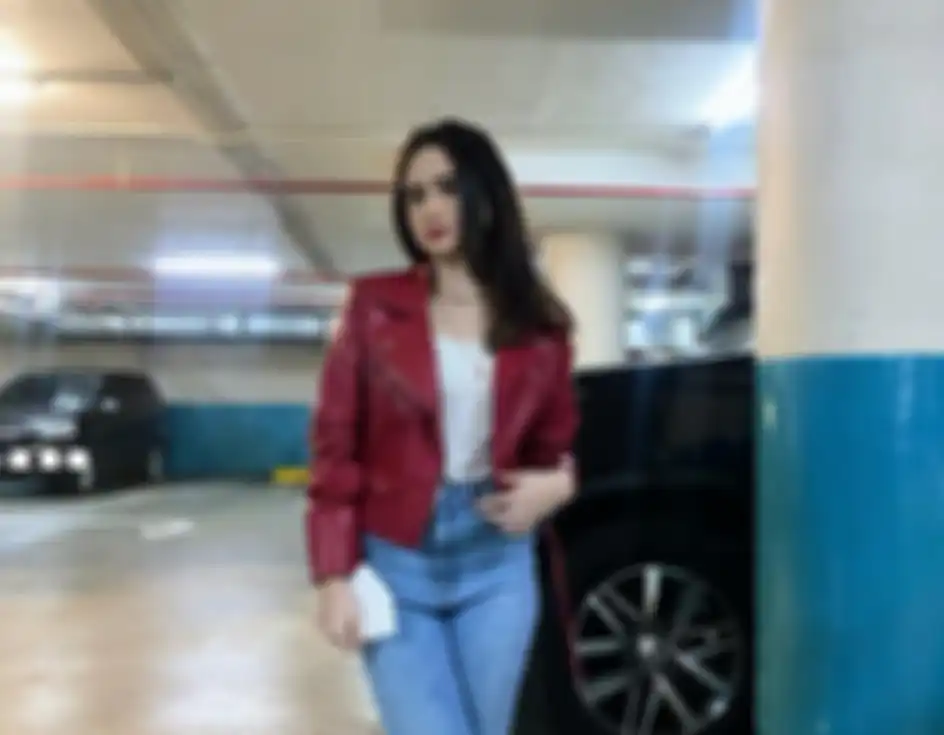 OOTD Tissa Biani pakai jaket kulit merah.