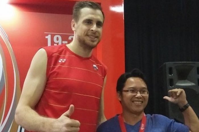 Pebulu tangkis asal Rusia, Vladimir Ivanov (kiri), melayani permintaan foto dari penggemarnya di DBL