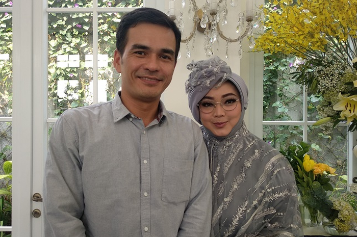 Rayakan 21 Tahun Hidup Bersama, Rina Gunawan Juluki Teddy Syach Suami Tersabar: Aku Bersyukur Allah Mempertemukan Kita..