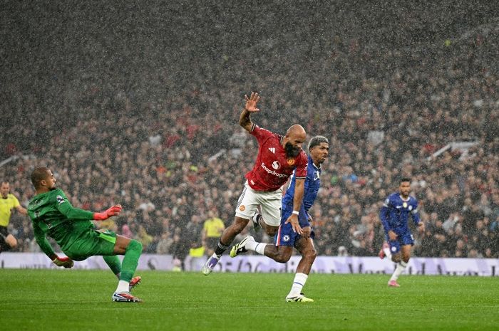 Chelsea seakan jatuh dan tertimpa tangga usai dikenai sanksi denda oleh FA pasca-menelan kekalahan dari Man United.