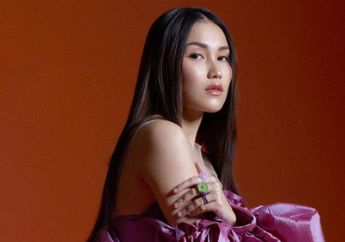 Energiknya Biduan Depok Nyanyi di Festival, Ayu Ting Ting Tampil Kece Kenakan Outfit Mirip Girlband Korea!