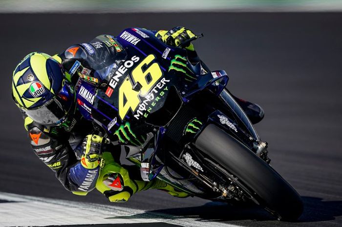 Aksi pembalap Monster Eenergy Yamaha, Valentino Rossi pada babak kualifikasi MotoGP Inggris 2019, Sabtu (24/8/2019)