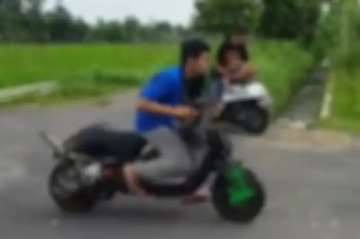 Suara dan lari Vespa 2-tak ini sangar banget!