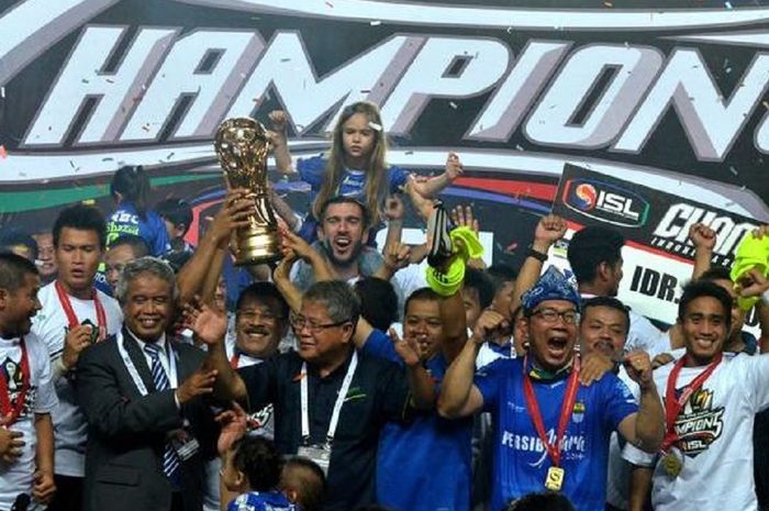 Persib Bandung menjuarai Liga Super Indonesia 2014 usai menekuk Persipura Jayapura dalam final di Palembang, 7 November 2014. Dari tim juara itu kini hanya Supardi Nasir dan I Made Wirawan yang masih bertahan di Persib.