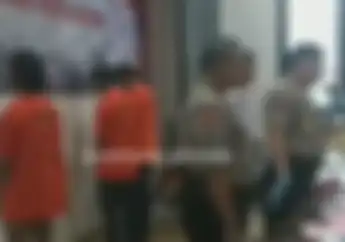  Video Polisi Pajang Pelaku Pembunuhan Peserta Sahur on The Road, Celurit Berdarah Disita