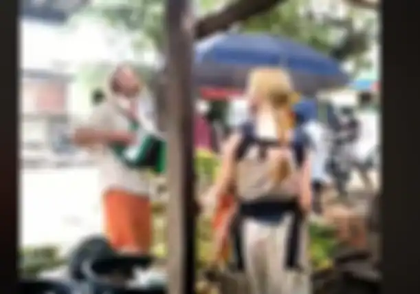 Pasangan suami istri asal Rusia membawa bayinya ngamen untuk makan di Lombok, NTB.