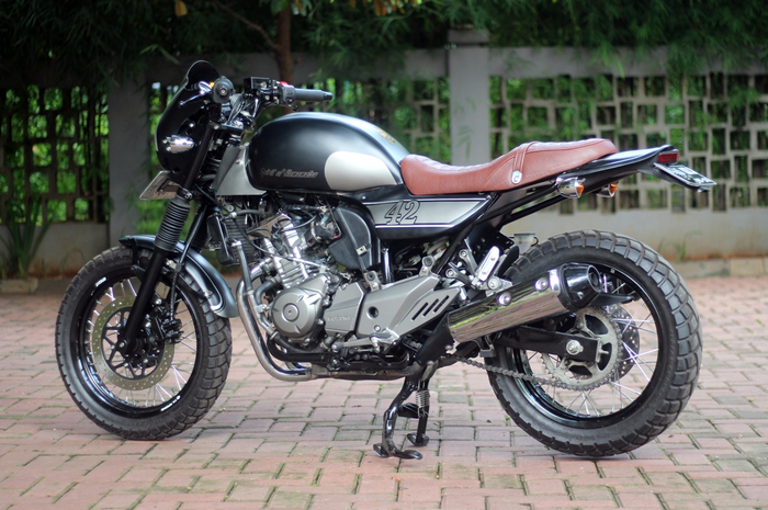Sub frame Suzuki Inazuma diubah jadi lebih datar menyesuaikan konsep, dibuat mirip BMW R nineT 