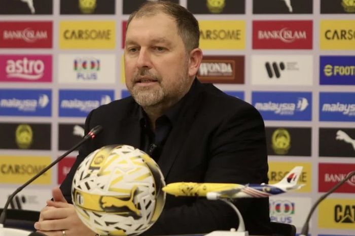 Pelatih Timnas Malaysia Peter Cklamovski saat menghadiri konferensi pers.