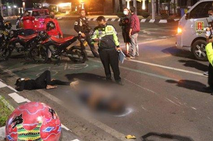 Waspada begal sadis beraksi, main tendang motor sampai tabrak trotoar dan pengendaranya meregang nyawa.