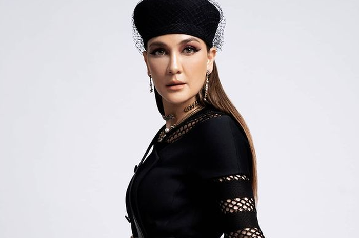Seantero Indonesia ketahui dirinya tengah mesra-mesraan bareng Dimas Beck, Luna Maya justru gamblang girang ditemani sosok berondong satu ini