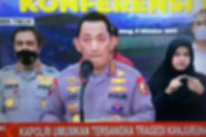 Kapolri Jenderal Listyo Sigit Prabowo mengumumkan tersangka Tragedi Kanjuruhan dalam konferensi pers di Malang, Kamis (6/10/2022) malam WIB.