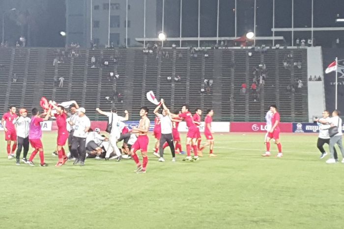 Pemain dan staff pelatih timnas U-22 Indonesia merayakan kemenangan melawan timnas u-22 Thailand setelah wasit meniupkan pluit tanda laga berakhir di final Piala AFF U-22 2019.