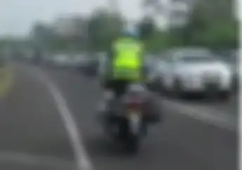 Bikin Salah Fokus.. Video Polisi Buka-Tutup Jalur Puncak Sambil Atraksi di Atas Motor