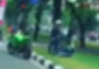 Viral! Moge Ngebut Ditangkap Anggota PM di Depan Istana Negara, Kepala Bikers Ditendang