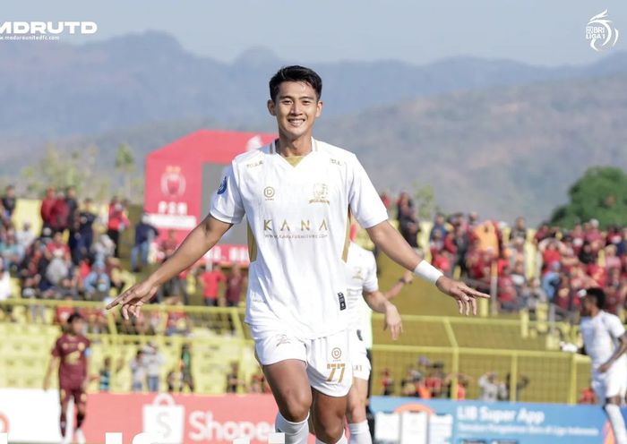 Pemain Madura United, Malik Risaldi, merayakan gol yang dicetaknya ke gawang PSM Makassar pada pekan ke-15 Liga 1 2023/2024.