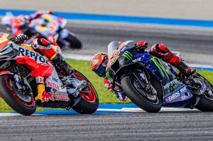 Marc Marquez (Honda) dan Fabio Quartararo (Monster Energy Yamaha) saat beraksi pada balapan utama MotoGP Thailand 2023 di Sirkuit Buriram, Thailand, Minggu (29/10/2023)