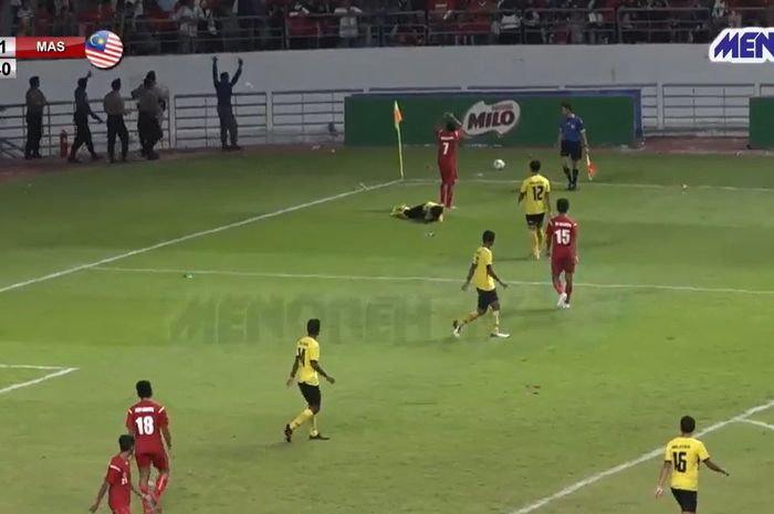 Salah satu pemain timnas pelajar U-18 Indonesia, Christian Rumbiak menampilkan aksi terpuji dengan melindungi pemain Malaysia dari lemparan botol penonton di Stadion Batakan, Jumat (22/11/2019).