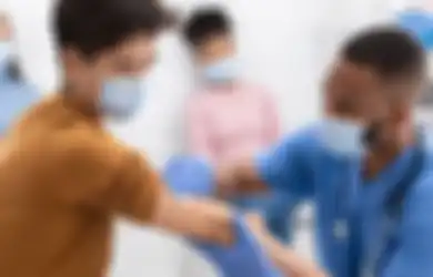 Jangan Lepas Masker, WHO Singgung Rasa Aman Palsu dari Over Pede Vaksinasi