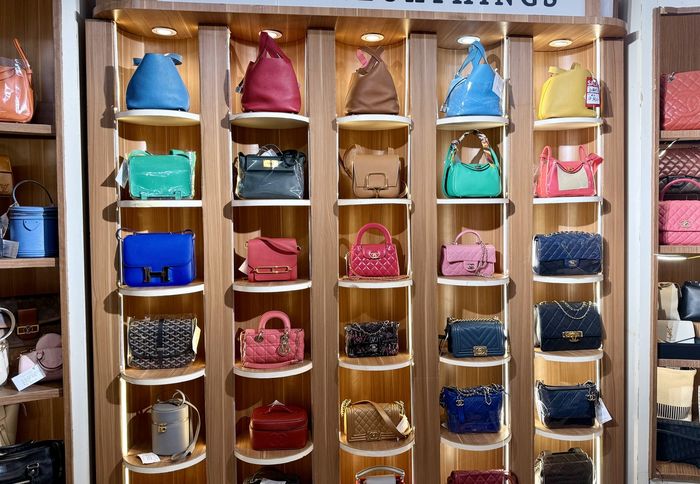 Tenant brand mewah di IRRESISTIBLE BAZAAR Lippo Mall Puri.