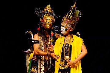 Wayang topeng yang mengisahkan Panji Inu Kertapati bersama Dewi Angreni, menjadi gambaran watak ideal orang Jawa.