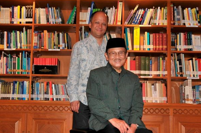 Ilham Akbar Habibie dan mendiang BJ Habibie.