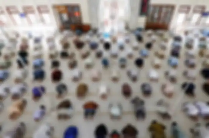 Jemaah menjaga jarak aman saat melakukan shalat Jumat di Karachi, Pakistan.