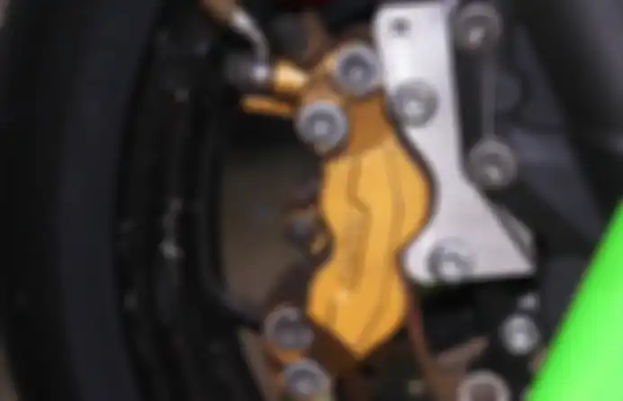 Rem depan pakai Nissin. Disinyalir ini pakai milik Yamaha R25 karena sudah floating