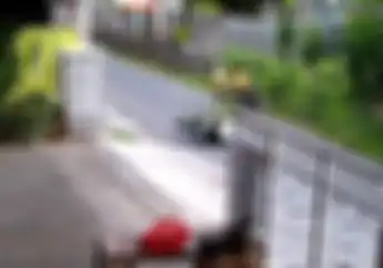 Video Pemotor Trail Terkapar Tabrak Bapak-bapak Bawa Rumput, Endingnya Justru Bikin Netizen Salut