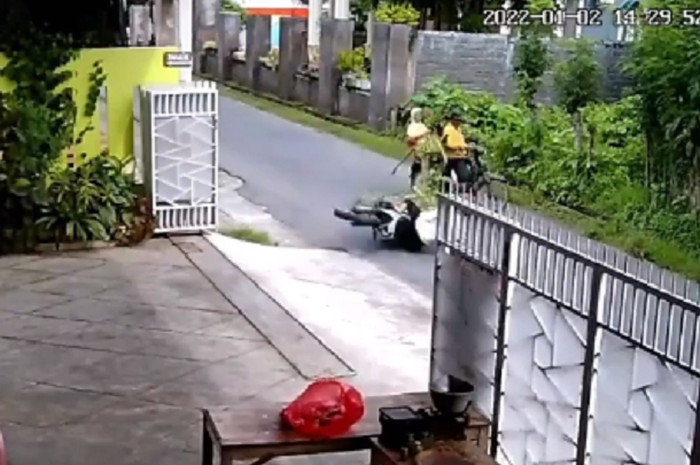 Seorang pemotor trail menabrak bapak-bapak naik motor, endingnya malah bikin netizen respect