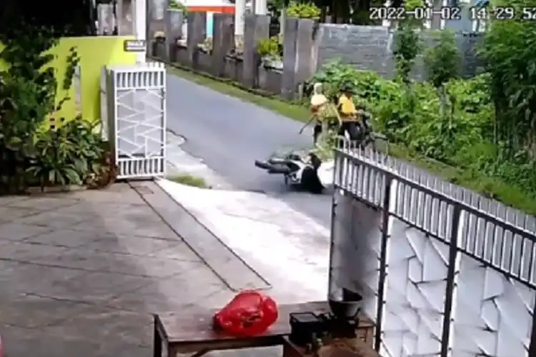 Video Pemotor Trail Terkapar Tabrak Bapak-bapak Bawa Rumput, Endingnya Justru Bikin Netizen Salut