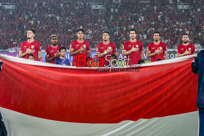 Sejumlah pemain Timnas Indonesia yakni Justin Hubner, Yakob Sayuri, Rafael Struick, Ragnar Oratmangoen, Thom Haye, Nathan Tjoe-A-On, dan Calvin Verdonk sedang menyanyikan lagu Indonesia Raya jelang berlaga di Stadion Utama Gelora Bung Karno, Senayan, Jakarta, Jumat (15/11/2024).