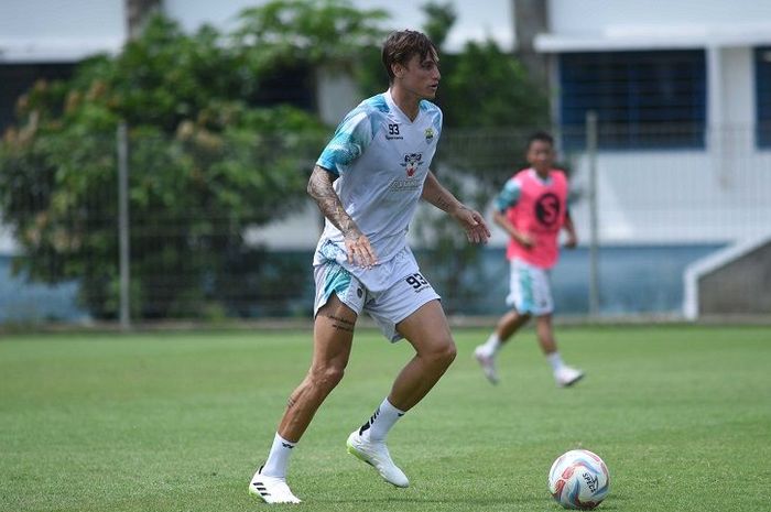 Stefano Beltrame, saat menjalani sesi latihan bersama Persib Bandung, Jumat (8/12/2023).