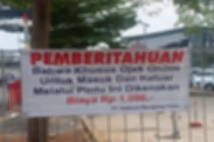 Driver ojek online (ojol) harus bayar Rp 1.000 kalau mau antar jemput penumpang di Stasiun Bekasi Timur.