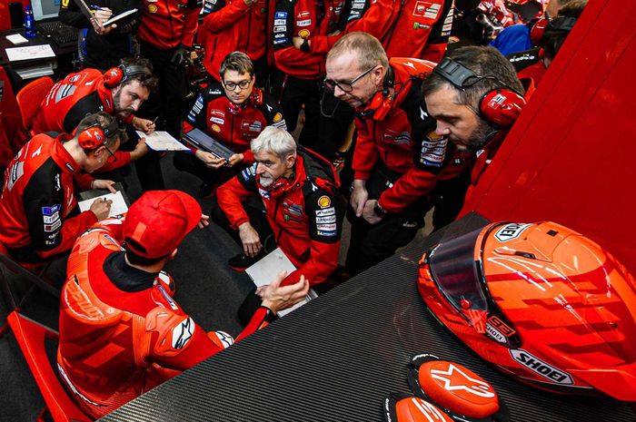 Suasana di dalam garasi Ducati ketika Marc Marquez memberi umpan balik di sela-sela Tes MotoGP Barcelona di Sirkuit Catalunya, Spanyol, 19 November 2024.