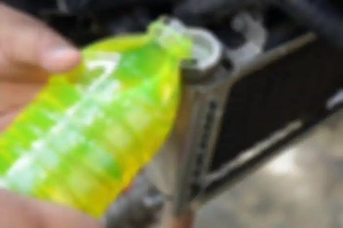 Jangan asal menambah cairan radiator motor karena spesifik