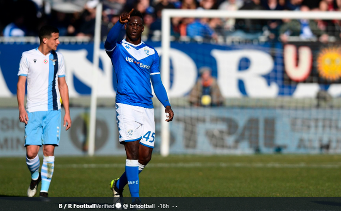 Striker asal Italia, Mario Balotelli, saat membela Brescia