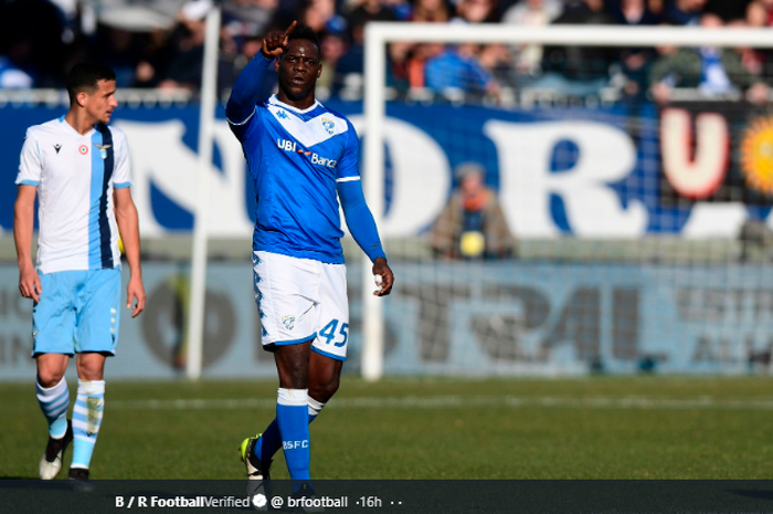 Striker Brescia, Mario Balotelli, merayakan golnya ke gawang Lazio dalam pertandingan pekan ke-18 Liga Italia, Minggu (5/1/2020).