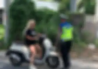 Turis Asing Ugal-Ugalan Naik Motor, Polisi di Bali Kerja Dua Kali Lipat