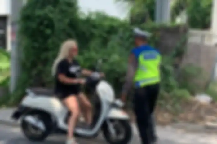 Kepolisian di Bali meningkatkan penindakan terhadap turis asing yang melanggar aturan lalu lintas.