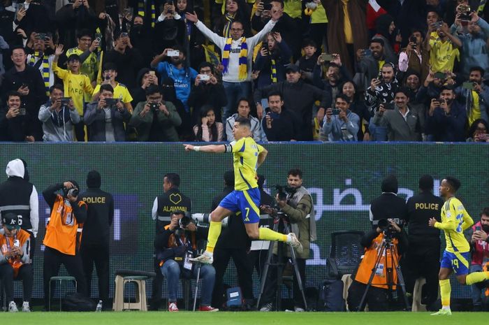 Cristiano Ronaldo mencetak gol pertama di usianya yang ke-40 ketika Al Nassr menghajar Al Fayha pada duel Liga Arab Saudi di Al Awwal Park (7/2/2025).